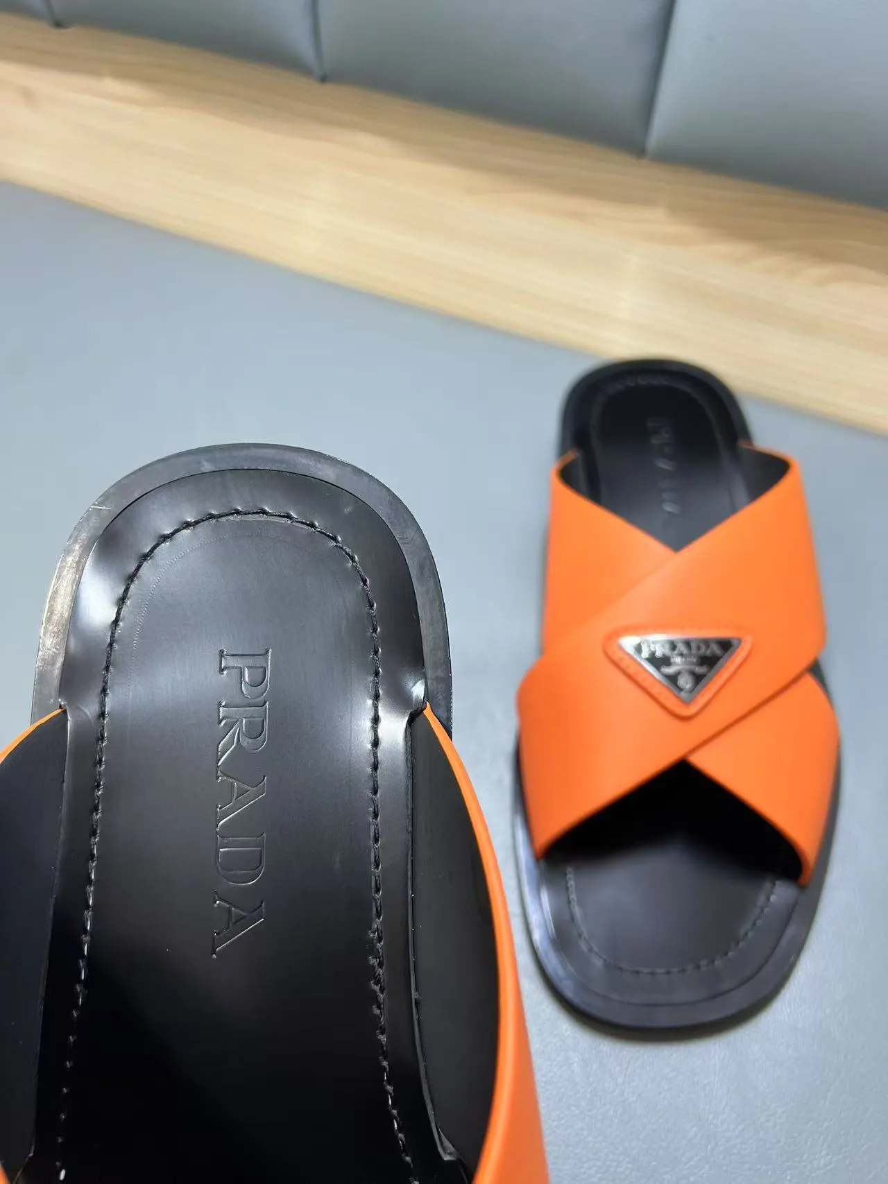 340💰PRADA Prada’s latest slippers are synchronized with the official website. This slipper is made of the brand’s unique and iconic Saffiano leather. The brand logo jumps out from the double straps, and the brand style is clearly visible. Cowhide gives men elegant charm and functional design, making it an ideal choice for vacation and leisure. Size:38-45